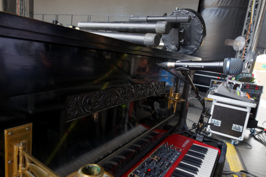 Der Keyboarder nutzte beim Piano-Part ein e 935 von Sennheiser